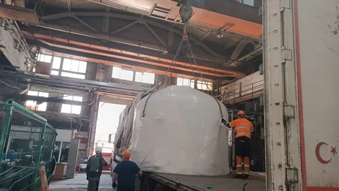 Voronej fabrika sahasında gabari dışı ünitenin tavan vinciyle yüklenmesi