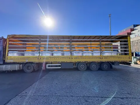Voltim Global — Ambarlı Limanı'nda konteynerden aktarılan kimyasal yük tenteli tırda