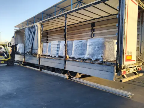 Voltim Global — Forkliftle tıra yandan yükleme, Ambarlı Limanı