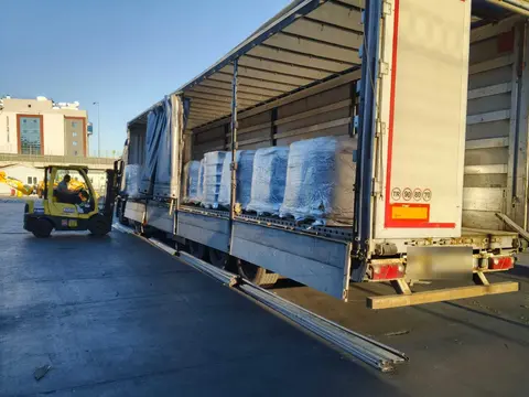 Voltim Global — Yükleme sırasında tenteli tır