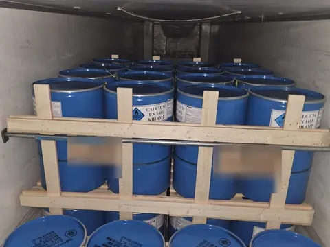 Voltim Global — Ahşap çerçeveyle sabitlenmiş metal variller, ADR'li taşıma