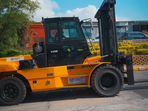 A Voltim Global 12 tonna teherbírású dízel targoncája oldalnézetből