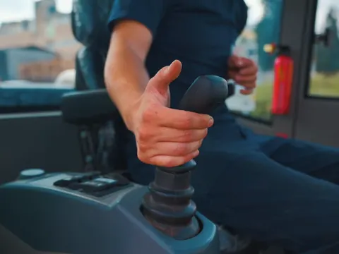 Kezelőkar a targonca fülkéjében
