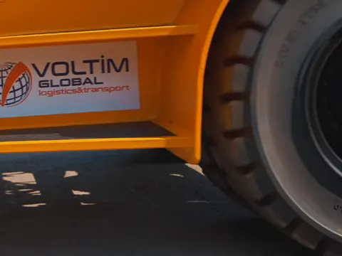 Voltim Global logó a targonca karosszériáján